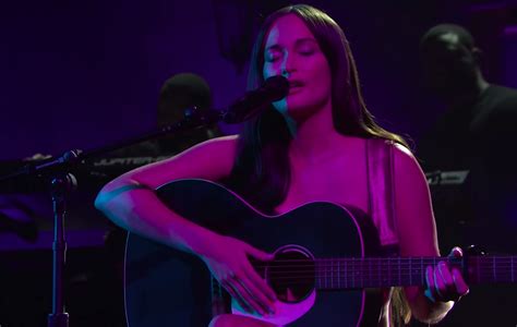 Kacey Musgraves is the first musician to ever perform fully nude。